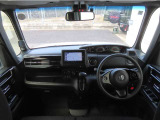 【インパネ周り】広々とした視界性の良い運転席です。ゆったりとした快適な乗り心地で運転できます。インテリアカラーは黒を基調とし、漆黒に映えるクロームメッキの輝きが上質さを演出しています。