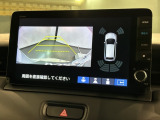 リバースギアに入れるだけで後方の表示へ切り替わります。夜間や雨の日の駐車も楽になりますよ。