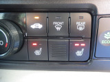 オートエアコンタイプなので細かい操作なしで快適温度に調整してくれます。シートヒーター付きで、冷えた車内でもスイッチを押せば数秒で座面と背もたれがあたたかくなります。