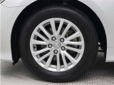純正アルミホイールは精度が高く、走行の安定性が優れています。タイヤサイズ215/60R16