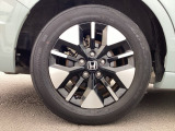 純正アルミホイールです。足元が引き立つので、車全体のイメージがアップしますよ