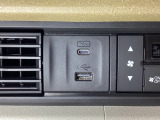 エアコン操作パネルの左側に、スマートフォンなどの充電可能なUSB端子と、音源などの外部入力の可能なUSB端子がついています。移動中に充電もできるので便利です。