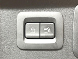 【パワーバックドア】スマートキーや運転席のボタンを押すだけでリアゲートが自動で開閉します!荷物を持っている時や、高い位置にあるバックドアを閉める際に便利な機能です♪