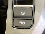 【オートブレーキホールド】信号待ちや渋滞で停車時にブレーキから足を離しても、停止状態を保持してくれます。前進するときはアクセルを踏めば自動で解除されるので安心♪街乗り運転が楽になります♪