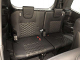 サードシートです。荷物が思ったより多くなった時や、大人数のドライブなど様々なシーンで対応が来ます。片方を畳んで荷物を載せたり、シートアレンジも自由自在。