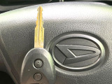 【キーレス】少し離れた場所からでもボタン一つでドアの開錠・施錠ができるのでとっても便利!ドアの鍵穴周りに傷をつけることもありません♪