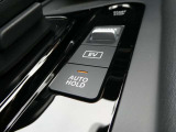 オートブレーキホールドは、ブレーキペダルを離しても車を停止させる機能で、交通渋滞や信号待ちでのブレーキの継続的な使用を減らし、運転の負担を軽減します。坂道発進時もとても便利ですよ!