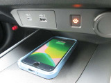 Qi規格対応スマートフォンのワイヤレス充電器装備です。お手軽に充電ができます