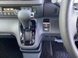 停車中にブレーキペダルを踏み続けなくてもブレーキ保持ができるオートマチックブレーキホールド機能もついております。