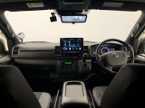 シンプルながら機能性あふれる運転席廻りです。視界性もよく、運転しやすいですよ。