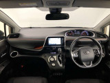 シンプルながら機能性あふれる運転席廻りです。視界性もよく、運転しやすいですよ。