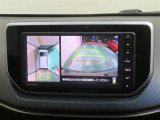 パノラミックビューモニター搭載。カメラで車両周囲の状況を映し出すため、狭い場所での駐車などに役立ちます。