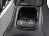 「HOLD」スイッチを押し、システムONの状態にしておくことで、渋滞や信号待ちなどでブレーキを踏んで停車した時にブレーキを保持。アクセルを踏むと解除されます。