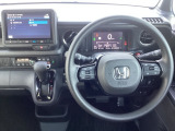 運転席周辺のスマートなレイアウトが、操作のしやすさを実現。快適なドライブをサポートします。手元で操作ができる、電子制御パーキングブレーキ。