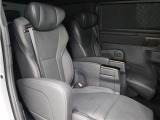 セカンドシートはエグゼクティブパワーシートを採用しています。エアシートを搭載の他、電動でオットマンの展開・収納とリクライニング操作が行えます。