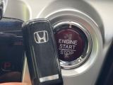 【Hondaスマートキー】カバンやポケットに入れたままでもドアの施錠・解錠が可能なスマートキーを装備。エンジンのオン・オフ時もカギを取り出す必要が無いからとっても便利です♪