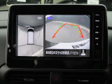 アラウンドビューモニターも装備しております。ご覧のように車体を真上か見たような映像なので、車庫入れの苦手なお客様ももうご心配いりません。