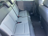 リアシートも前席同様広々としておりますので、後部座席にお乗りの方も快適に過ごして頂けます。