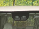 【スマートアシスト】走行中に前方の車両等を認識し、衝突しそうな時は警報とブレーキで衝突回避と被害軽減をアシスト。より安全にドライブをお楽しみいただけます。