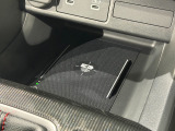 ワイヤレス充電対応のスマートフォンを置くだけでさっと充電できます。充電ケーブルが必要ないので車内がすっきりします。