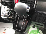 握りやすい位置のシフトレバー。