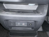 ナビと接続USBポートに置くだけ充電も付いています。