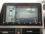 バックカメラの他に上から見下ろしたような画像が見れるアラウンド(全方位)モニター。前後左右を把握できる、すごい機能が装備されています!