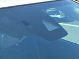 【スマートシティブレーキ】低速走行時に前方の車両や障害物を検知し、衝突の危険を感じると自動でブレーキを作動。安心・安全なドライブをサポートします。