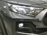 LEDヘッドライトです。デザイン性がよくとても明るいので、夜間の走行や悪天候でも安心です。しかも長寿命!