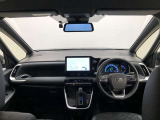 シンプルながら機能性あふれる運転席廻りです。視界性もよく、運転しやすいですよ。