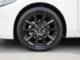 18インチ純正アルミホイールを装備。タイヤサイズは215/45R18となります。