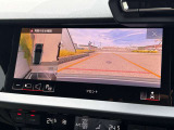 ●サラウンドビューカメラ『車両の4つのカメラから得た映像を合成し、上空から眺めているような映像をモニターに映し出します。車両周辺の歩行者や障害物などの発見に役立ちます。』