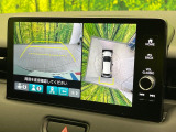 【マルチビューカメラシステム】専用のカメラにより、上から見下ろしたような視点で360度クルマの周囲を確認することができます☆死角部分も確認しやすく、狭い場所での切り返しや駐車もスムーズに行えます。