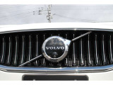 VOLVOエンブレムの中にカメラが内蔵されており、運転をサポートしております。