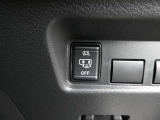 キック動作で操作可能なオートスライドドアスイッチです。両手が荷物でふさがっていても、インテリジェントキーをバッグやポケットに入れたまま、リアドアの下に足先を入れて引くだけで、ドアが自動で開閉します。