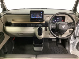 車内は光触媒抗菌消臭施工済です。スタイリッシュなデザインで暖かみのあるインパネ周りを演出します。グローブボックスやカップホルダーのほかにトレーなどたくさんの収納スペースが装備されています。