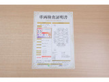 【車両検査証明書】店頭にて、クルマの状態が一目で分かる査証明書を公開中。トヨタ認定検査員が厳しく検査し、状態を点数と図解で表示しています。修復歴はもちろん、傷やヘコミの箇所や程度がご確認いただけます。