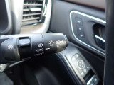 ハイビームアシスト機能が装備されており対向車が接近すると自動的にロービームに切り替えてくれる便利な機能になっております♪