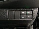 ハンドルの右側にHondaセンシング用のVSA解除スイッチとパワーテールゲートスイッチなどがついています。パワーテールゲートスイッチは車内からでもテールゲートの開け閉めを電動でできます。