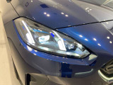 BMWの伝統の丸目4灯ヘッドライトでございます。LEDライトで視認性もよく明るく安全性の向上につながります。