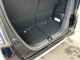 後席を倒さなくても、ゆとりある荷室。