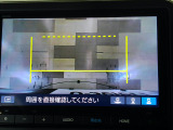 バックカメラの画像です。ガイドラインがスムースな車庫入れをサポートいたします。車庫入れの安心感がアップしますね。