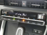 【オートエアコン】車内温度を感知して自動で温度調整をしてくれるのでいつでも快適な車内空間を創り上げます!どの席に座っても快適なドライブが楽しめます♪