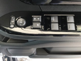 電動格納式ドアミラーのスイッチは運転席ドアにあります。