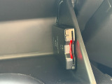 有料道路をキャッシュレスで通行できるETC車載器付きです。運転席足元に設置されています。ETCセットアップ費用は含まれておりません。別途必要となります。