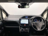 シンプルながら機能性あふれる運転席廻りです。視界性もよく、運転しやすいですよ。