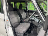 運転席まわりには十分なスペースがあり、大柄な方でもゆったり運転していただける環境です。