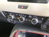 【オートエアコン】一度お好みの温度に設定すれば、車内の温度を検知し風量や温度を自動で調整。暑い&hellip;寒い&hellip;と何度もスイッチ操作をする必要はありません。快適な車内空間には必須の機能ですね♪