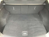ラゲージルーム!後ろのシートは片方ずつ倒せます。乗る人や積む荷物に応じてアレンジが可能ですので多彩に使えてとても便利です。