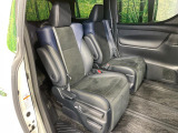後部座席も気になるようなキズ・汚れやへたり等、大きなダメージはなく、良好な状態です。